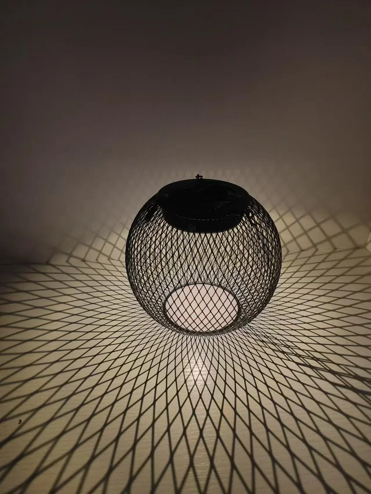 Solar Powered Thickened Wrought Iron Rustic Lattice Mesh Pendant Light Outdoor Garden Backyard Dimmable LED Hanging Decor Lamp